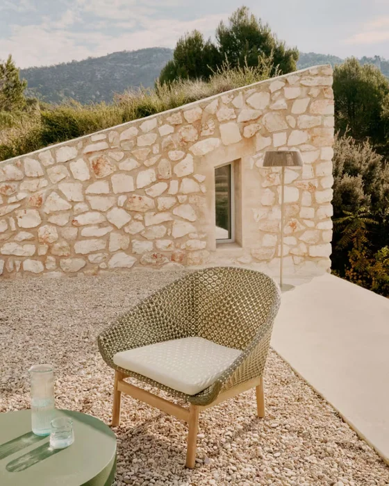 Butaca Olbia de ratán sintético y madera maciza de teca FSC 100% en Verde - Butacas, banquetas y puffs, Uruguay | Kavehome, vista 2