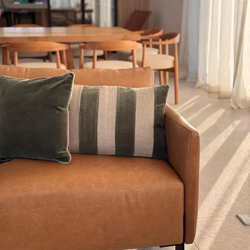 SOFA BALTAZAR BRAVO AMENDOA en Marrón - Sillones y sofás, Uruguay | Masinfinito Casa