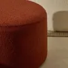 Reposapiés desenfundable Kaeli de borreguito terracota Ø 60 cm en Rojo - Butacas, banquetas y puffs, Uruguay | Kavehome, vista 3 de 7