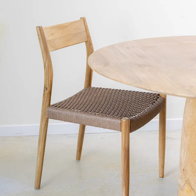 Silla en teca y fibra de loom sintética en Madera natural - Sillas, Uruguay | Entrecasa