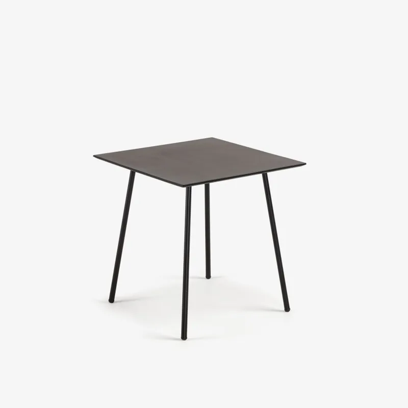 Mesa Mathis 75 x 75 cm cemento patas de acero acabado laqueado negro en Negro - Muebles para el exterior, Uruguay | Kavehome