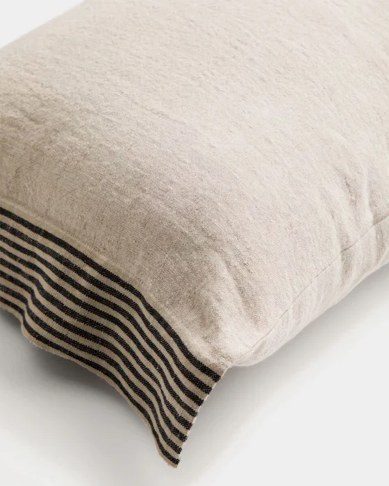 Almohadón Disea de lino - beige con detalle de rayas negras, 40 x 60 cm en Naranja - Textiles, Uruguay | Kavehome, vista 4