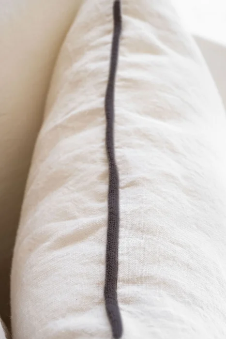 ALMOHADON AZUR CON VIVO - LINO BLANCO - 55 X 55 en Blanco - Textiles, Uruguay | La Iberica, vista 2