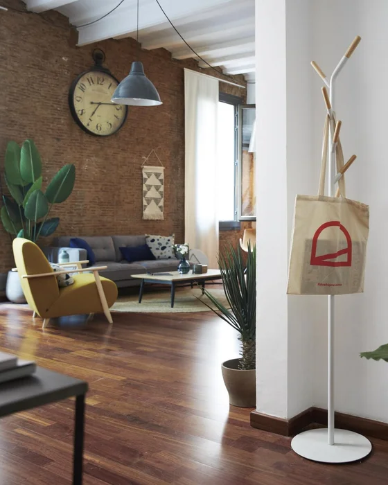 Perchero Nerb acero blanco y madera de caucho natural 175 cm en Blanco - Percheros y colgadores, Uruguay | Kavehome, vista 2
