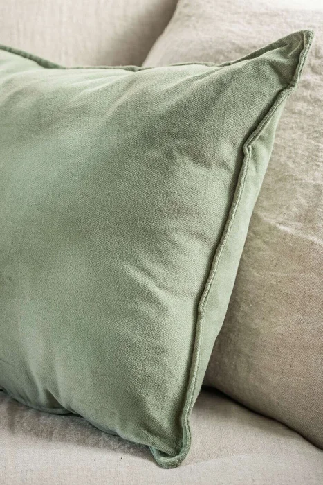 ALMOHADON TERCIOPELO MATCHA - 40 X 60 CMS en Verde - Textiles, Uruguay | La Iberica, vista 3