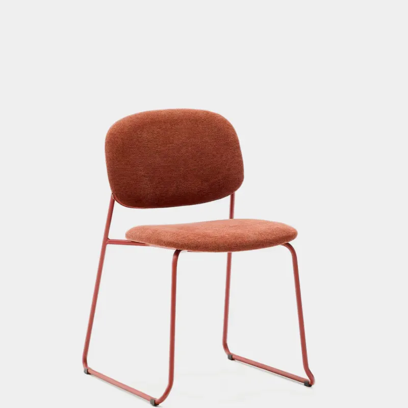 Silla apilable Meli de chenilla - terracota y patas de metal terracota en Rojo - Sillas, Uruguay | Kavehome
