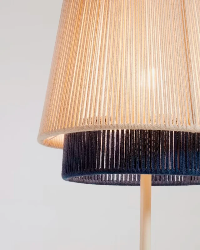 Lámpara de pie Yuvia de algodón con acabado beige y azul en Multicolor - Lámparas de pie, Uruguay | Kavehome, vista 3