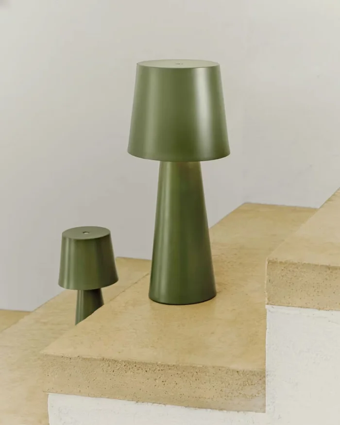 Lámpara de mesa Arenys - grande de exterior de metal con acabado pintado verde en Verde - Muebles para el exterior, Uruguay | Kavehome, vista 2