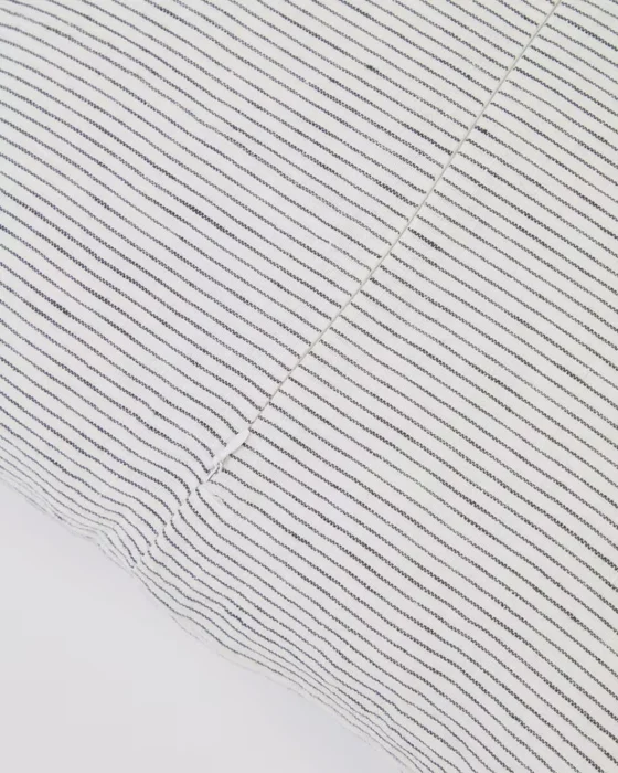 Almohadón Marena 100% lino rayas blanco y negro 45 x 45 cm en Blanco - Textiles, Uruguay | Kavehome, vista 3