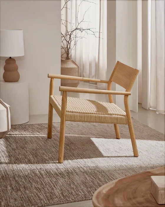 Butaca Yalia de madera maciza roble FSC 100% - acabado natural y asiento de cuerda de papel en Madera natural - Butacas, banquetas y puffs, Uruguay | Kavehome, vista 2