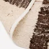 Alfombra Hadin jacquard gráfico de lana blanca y negro 160 x 230 cm en Beige - Textiles, Uruguay | Kavehome, vista 4 de 6