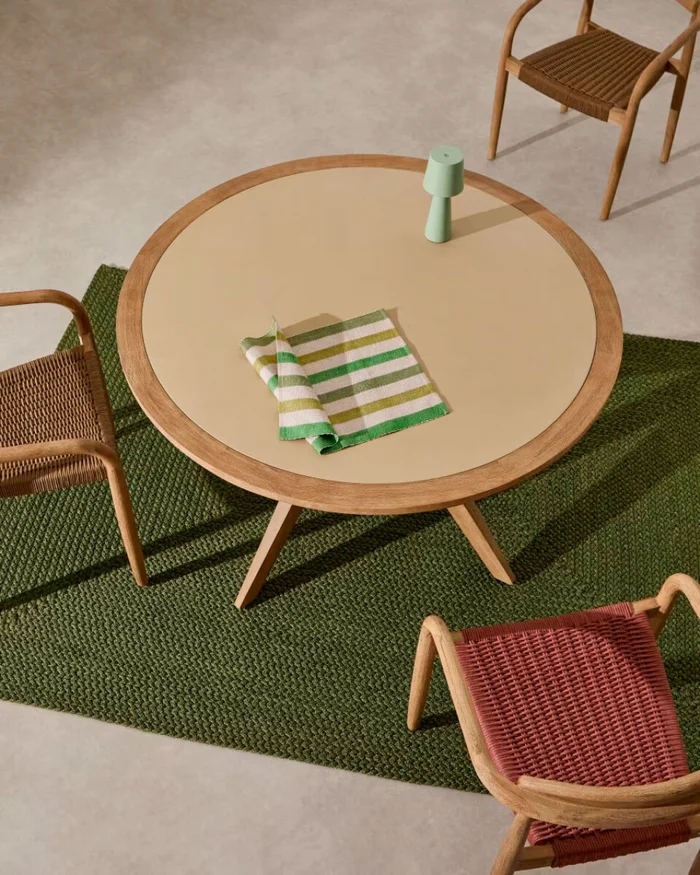 Mesa redonda Julieta de polycemento beige y madera maciza de acacia Ø 120 cm FSC 100% en Madera natural - Muebles para el exterior, Uruguay | Kavehome, vista 2