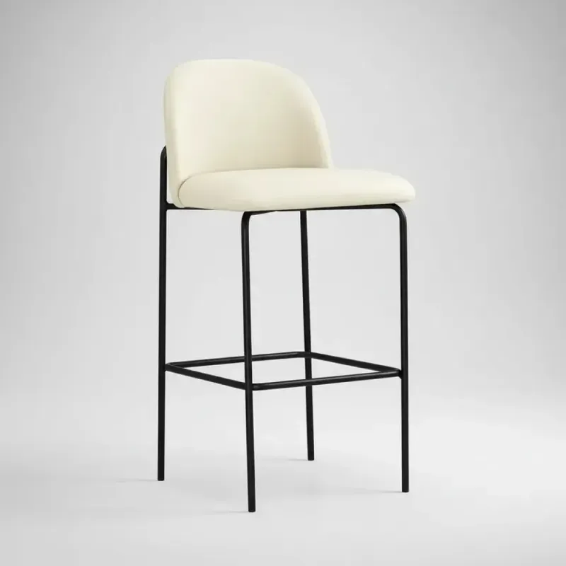 Banco Alto para barra base y patas metal negras / Asiento y respaldo tapizado pu color perla en Beige - Butacas, banquetas y puffs, Uruguay | Champagne Home