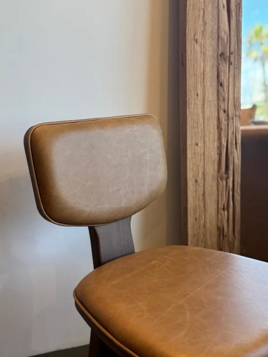 SILLA ESTANDARTE CUERO CAMEL en Marrón - Sillas, Uruguay | Masinfinito Casa, vista 2