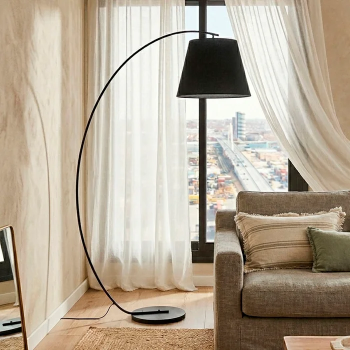 Lámpara de pie curva Copenhague en Negro - Lámparas de pie, Uruguay | Alta Gracia Deco, vista 3