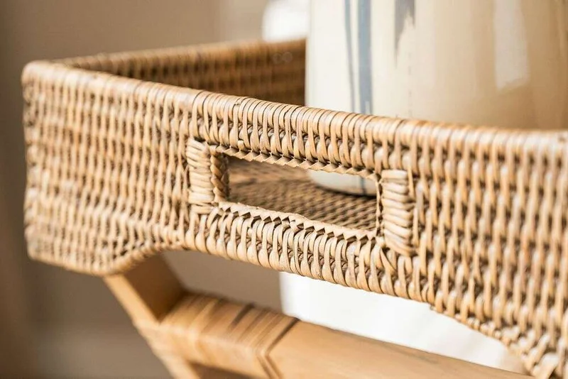 BANDEJA DE RATTAN NUDE CON SOPORTE / MESA AUXILIAR / BARCITO en Madera natural - Mesas de living, Uruguay | La Iberica, vista 3