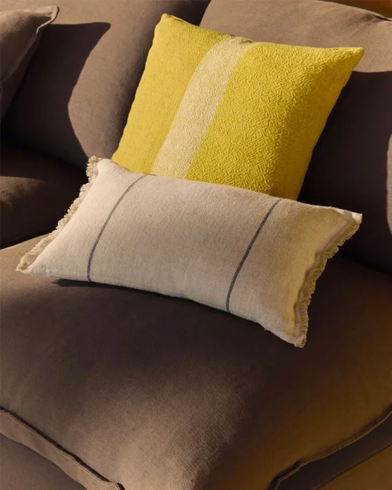 Almohadón Nurei de algodón y lino amarillo, 50 x 50 cm en Amarillo - Textiles, Uruguay | Kavehome, vista 3