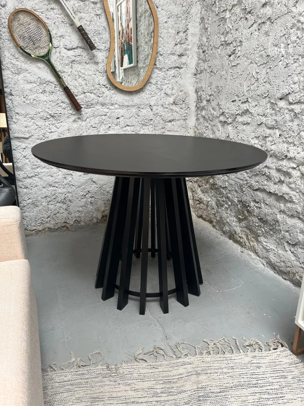 Mesa de Comedor Pipa Redonda 110cm - Negra en Negro - Mesas de comedor, Uruguay | Berna home, vista 3