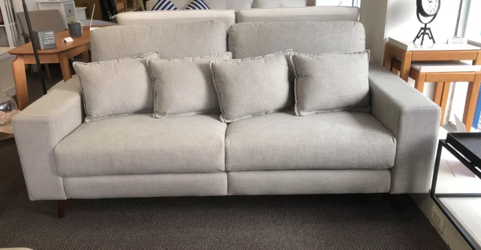Sofá Navarro con almohadones - Sillones y sofás, Uruguay | Concetto Casa