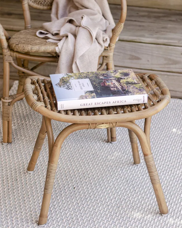 BANQUETA DE RATTAN GRIS en Madera natural - Butacas, banquetas y puffs, Uruguay | Sentido Jose Ignacio