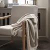 Manta throw GEDEBLAD 130x180 chenille gris/blanco en Gris - Textiles, Uruguay | JYSK, vista 2 de 3