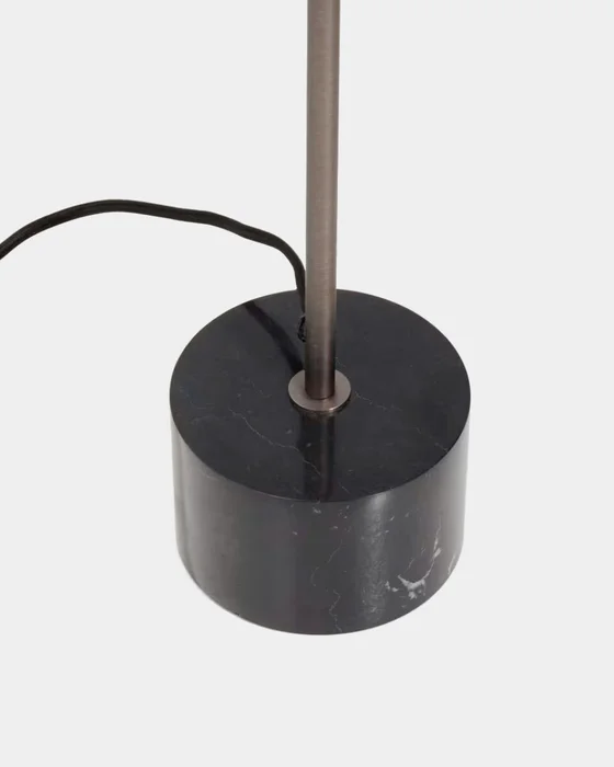 Lámpara de pie Lynor de acero cepillado - con base de mármol negro en Negro - Lámparas de pie, Uruguay | Kavehome, vista 6