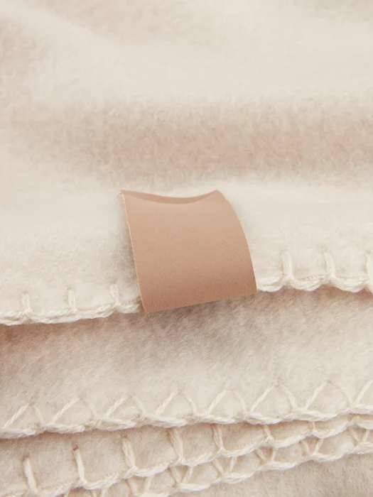 Manta throw DAGLILJE fleece 130x170 arena en Beige - Textiles, Uruguay | JYSK, vista 2