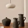 Jarrón Menre de terracota con acabado negro 26 cm en Negro - Jarrones, Uruguay | Kavehome, vista 3 de 6