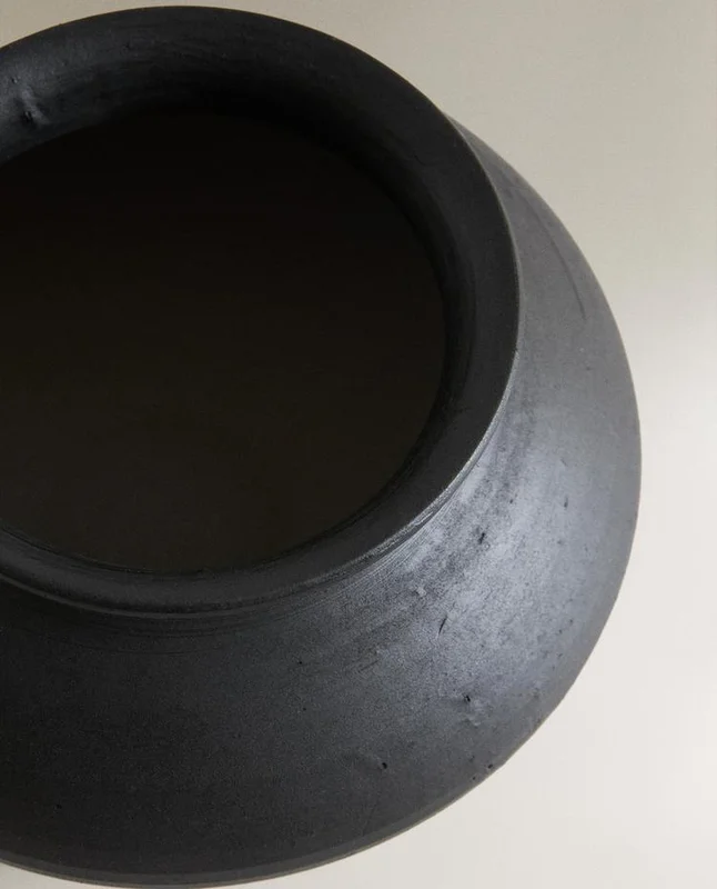 JARRÓN DECORATIVO OVALADO en Negro - Jarrones, Uruguay | Zara Home, vista 3