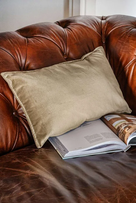 ALMOHADON TERCIOPELO OLIVA - 50 X 30 CMS en Verde oliva - Textiles, Uruguay | La Iberica, vista 2