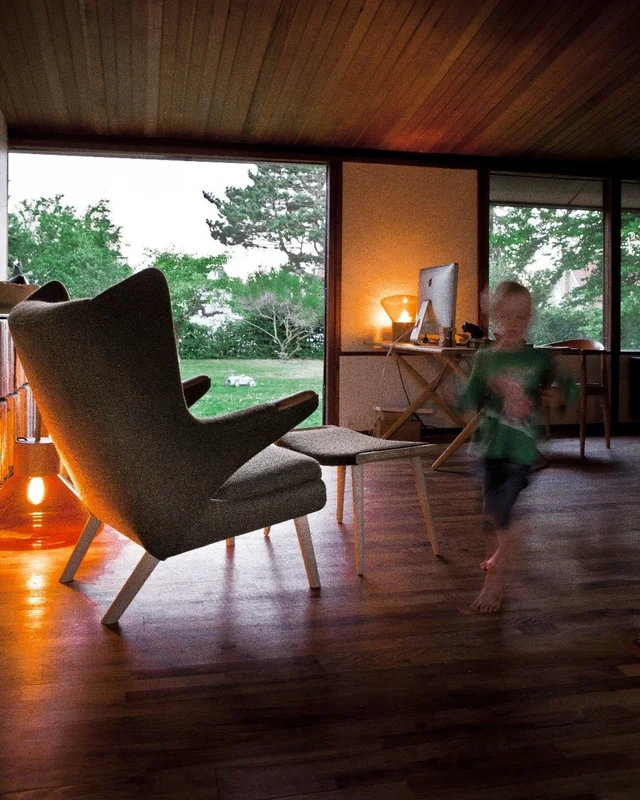 Papa Bear Chair | Hans Wegner en Verde oliva - Butacas, banquetas y puffs, Uruguay | Mad for Modern, vista 3