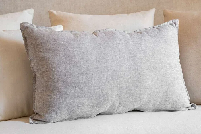 ALMOHADON PAZ LINO GRIS CLARO - 70 X 43 en Gris - Textiles, Uruguay | La Iberica