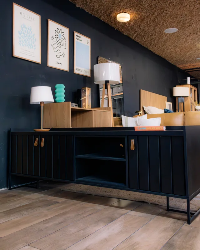Rack Trendy 140 cm - Negro en Negro – Material: MDP – Marco de acero al carbono de 15 mm – Pintura metalizada - Muebles para TV, Uruguay | Berna home, vista 3
