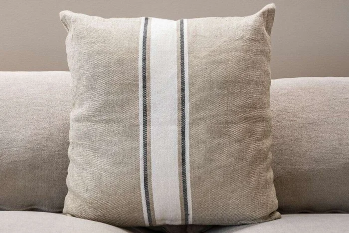 ALMOHADON FERMIN - 50 X 50 CMS en Beige - Textiles, Uruguay | La Iberica, vista 8