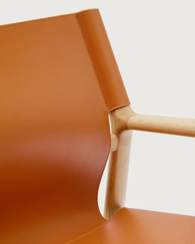 Butaca Jan de fibras de cuero reciclado - marrón claro y madera maciza de fresno con acabado tono natural FSC 100% en Marrón - Butacas, banquetas y puffs, Uruguay | Kavehome, vista 5