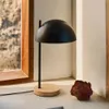 Lámpara de mesa Catlar de madera de fresno y metal - con acabado pintado negro en Negro - Lámparas de mesa, Uruguay | Kavehome, vista 2 de 7