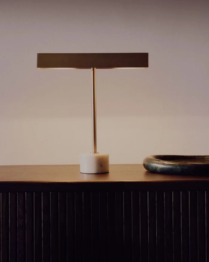 Lámpara de mesa Lynor de metal cepillado con base de mármol blanco en Blanco - Lámparas de mesa, Uruguay | Kavehome, vista 2