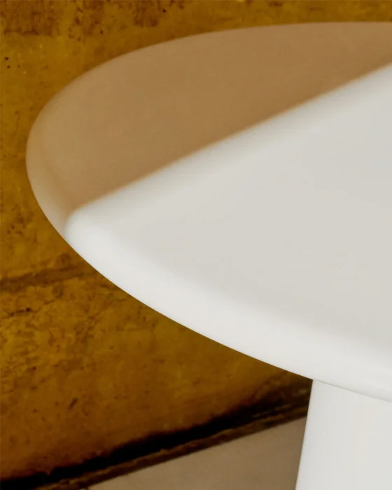Mesa de centro Albanella de cemento con acabado blanco brillante - Ø65 cm en Blanco - Mesas de living, Uruguay | Kavehome, vista 4