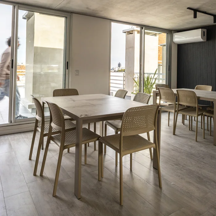 Mesa de exterior Korfu en Beige - Mesas de living, Uruguay | Walnut, vista 2