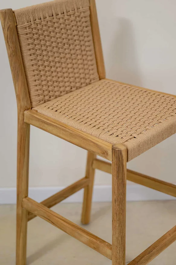Banqueta en madera teca y cuerda en respaldo y asiento en Madera natural - Butacas, banquetas y puffs, Uruguay | Entrecasa, vista 2