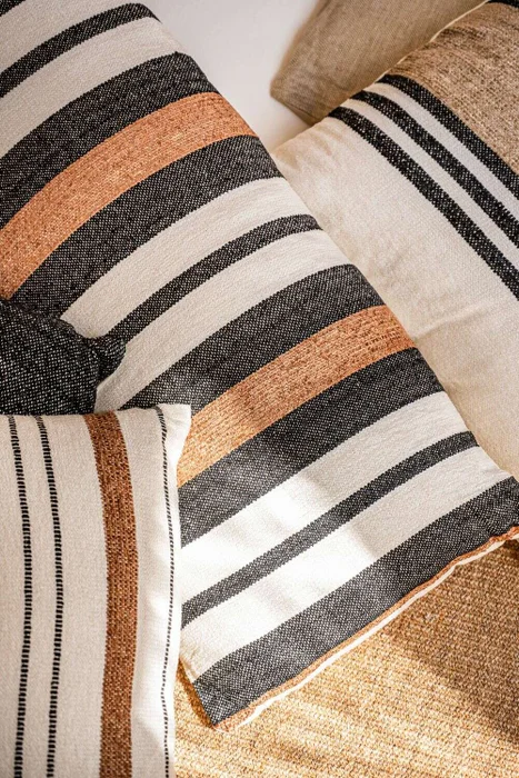 ALMOHADON RAYADO DENIM / CHOCO - 35 X 80 CMS en Multicolor - Textiles, Uruguay | La Iberica, vista 11
