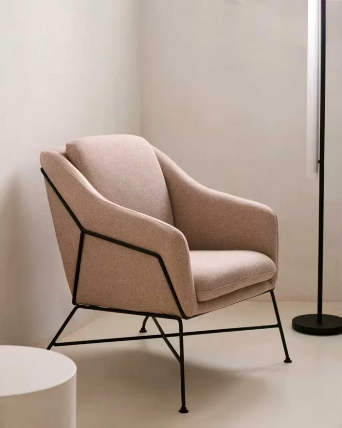 Butaca Brida - beige y patas de acero con acabado negro en Beige - Butacas, banquetas y puffs, Uruguay | Kavehome, vista 2