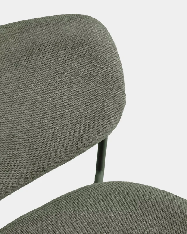 Taburete apilable Meli de chenilla verde y patas de metal verde FSC Mix Credit 65 cm en Verde - Butacas, banquetas y puffs, Uruguay | Kavehome, vista 3