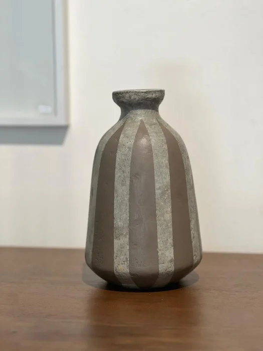 Botella alta rayas gris y marron en Multicolor - Jarrones, Uruguay | FMB