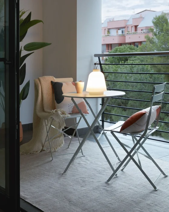 Lámpara de mesa Udiya de polietileno y metal acabado blanco en Blanco - Lámparas de mesa, Uruguay | Kavehome, vista 3