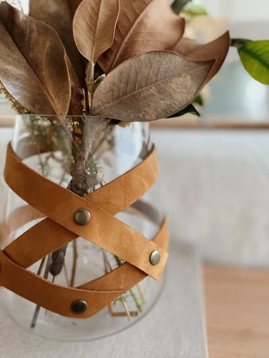 Florero ancho con cuero y clip - Jarrones, Uruguay | Dreams On Time