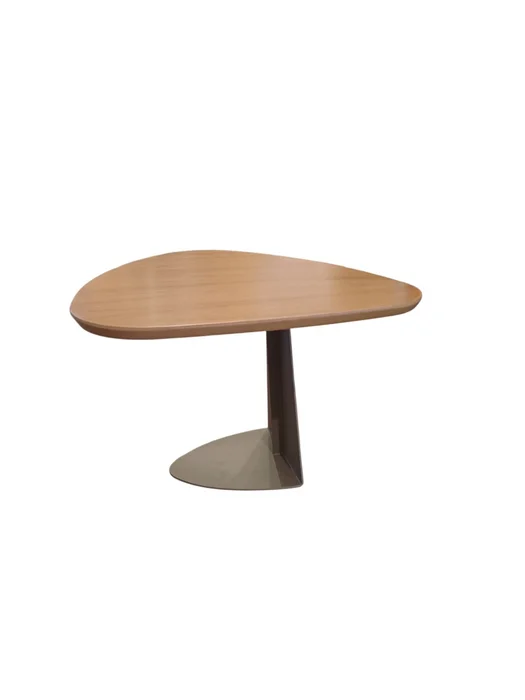 Mesita De Centro de 3 lados tapa madera clara base en hierro color chocolate suave en Marrón - Mesas de living, Uruguay | Champagne Home