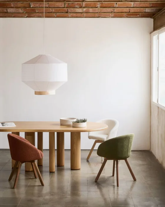 Mesa ovalada Mailen - en chapa de fresno con acabado natural Ø 220 x 105 cm en Madera natural - Mesas de comedor, Uruguay | Kavehome, vista 2