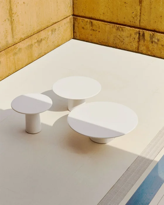 Mesa de centro Albanella de cemento con acabado blanco brillante - Ø65 cm en Blanco - Mesas de living, Uruguay | Kavehome, vista 3