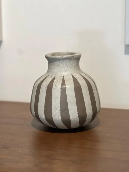 Botella baja rayas gris y marron en Multicolor - Jarrones, Uruguay | FMB